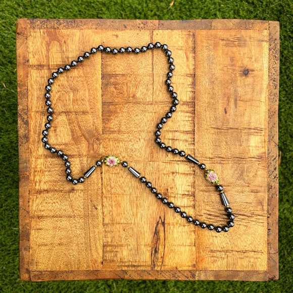 ✨VINTAGE✨ Strength in hematite hand knotted pearls with cloisonné flower accents - Picture 5 of 5